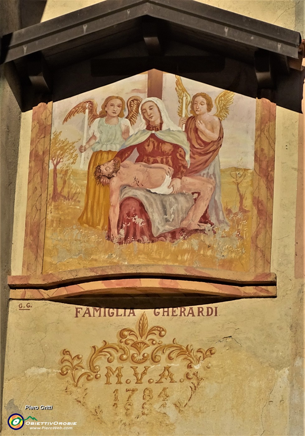 79 Nicchia votiva dell'Addolorata su  parete di casa Gherardi.JPG